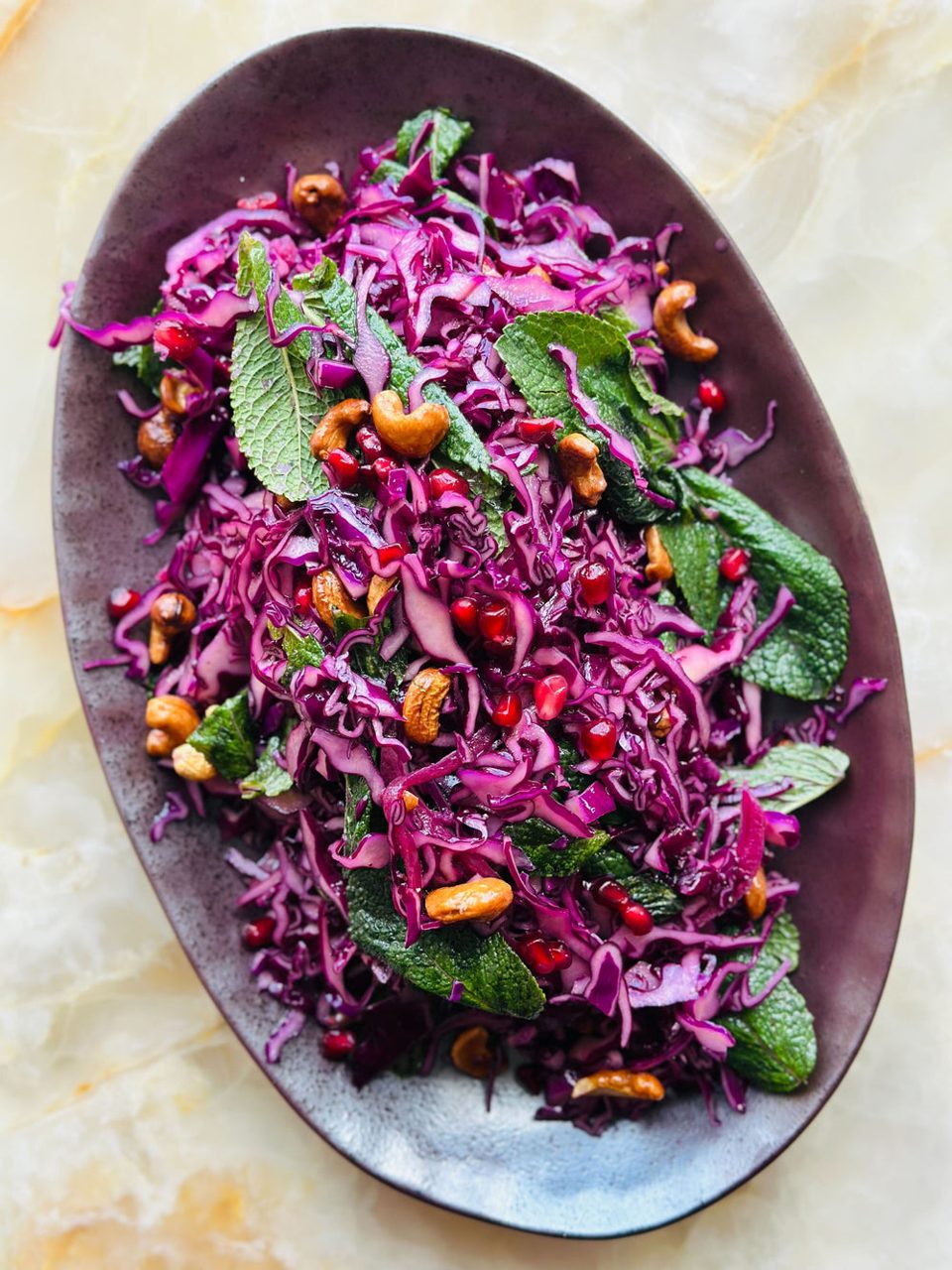 Ensalada de repollo morado con cebolla encurtida de hibisco y menta