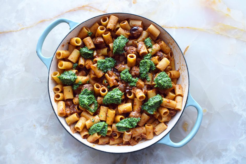 Rigatoni con salsa de salchicha de hinojo, pecorino y anchoa