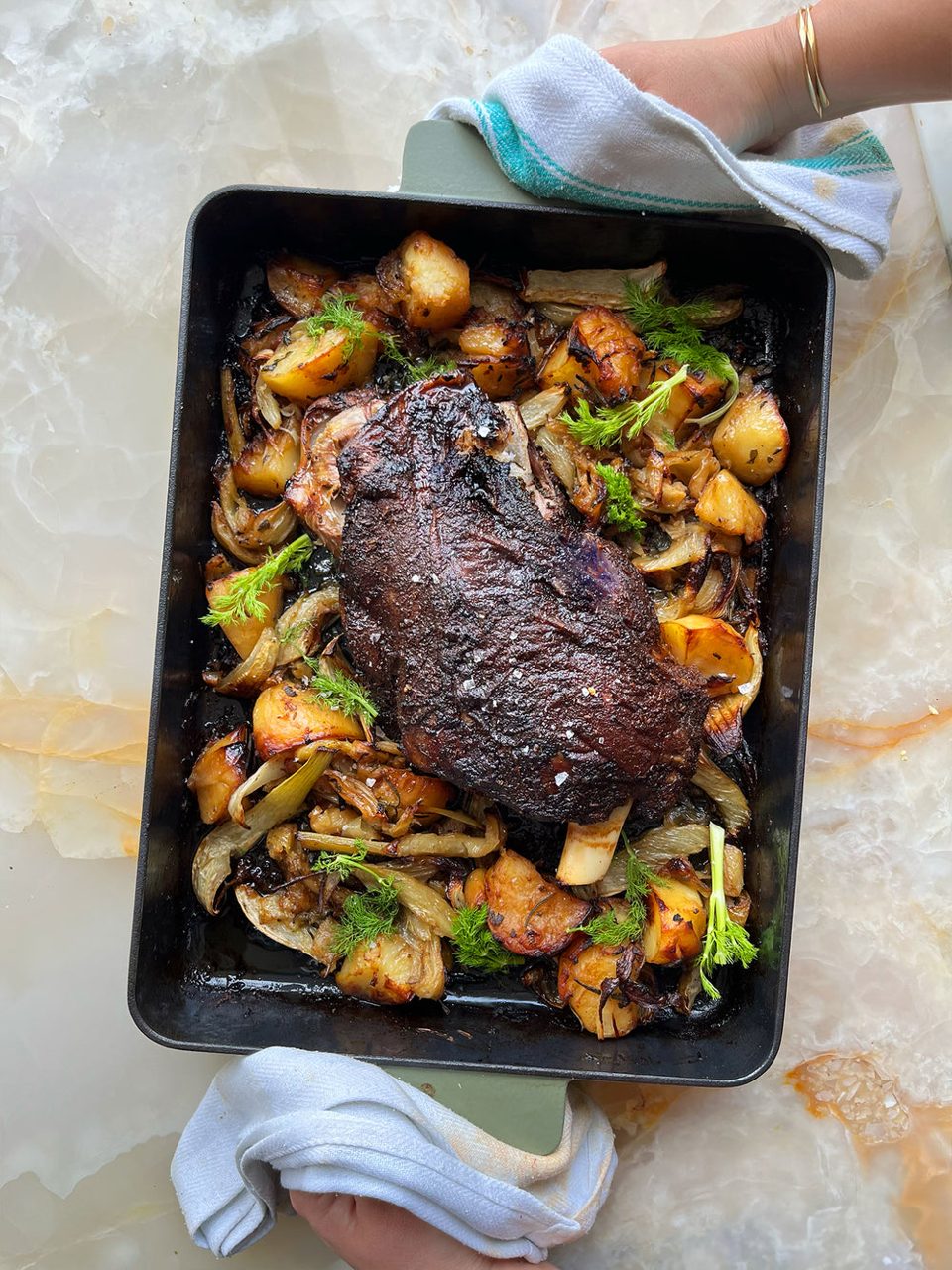 Paletilla de cordero asada con patatas e hinojo