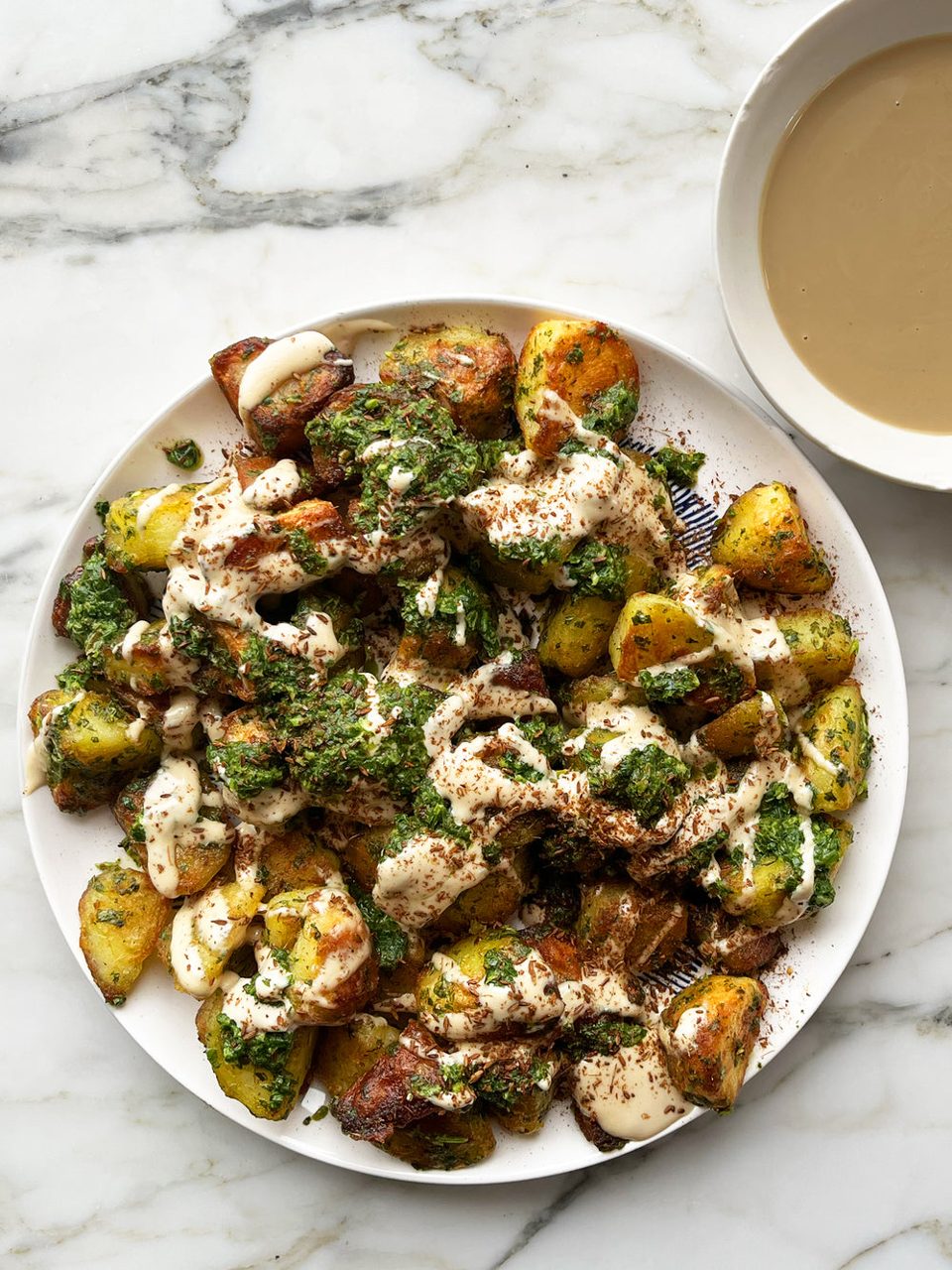 Papas asadas con salsa verde y tahini