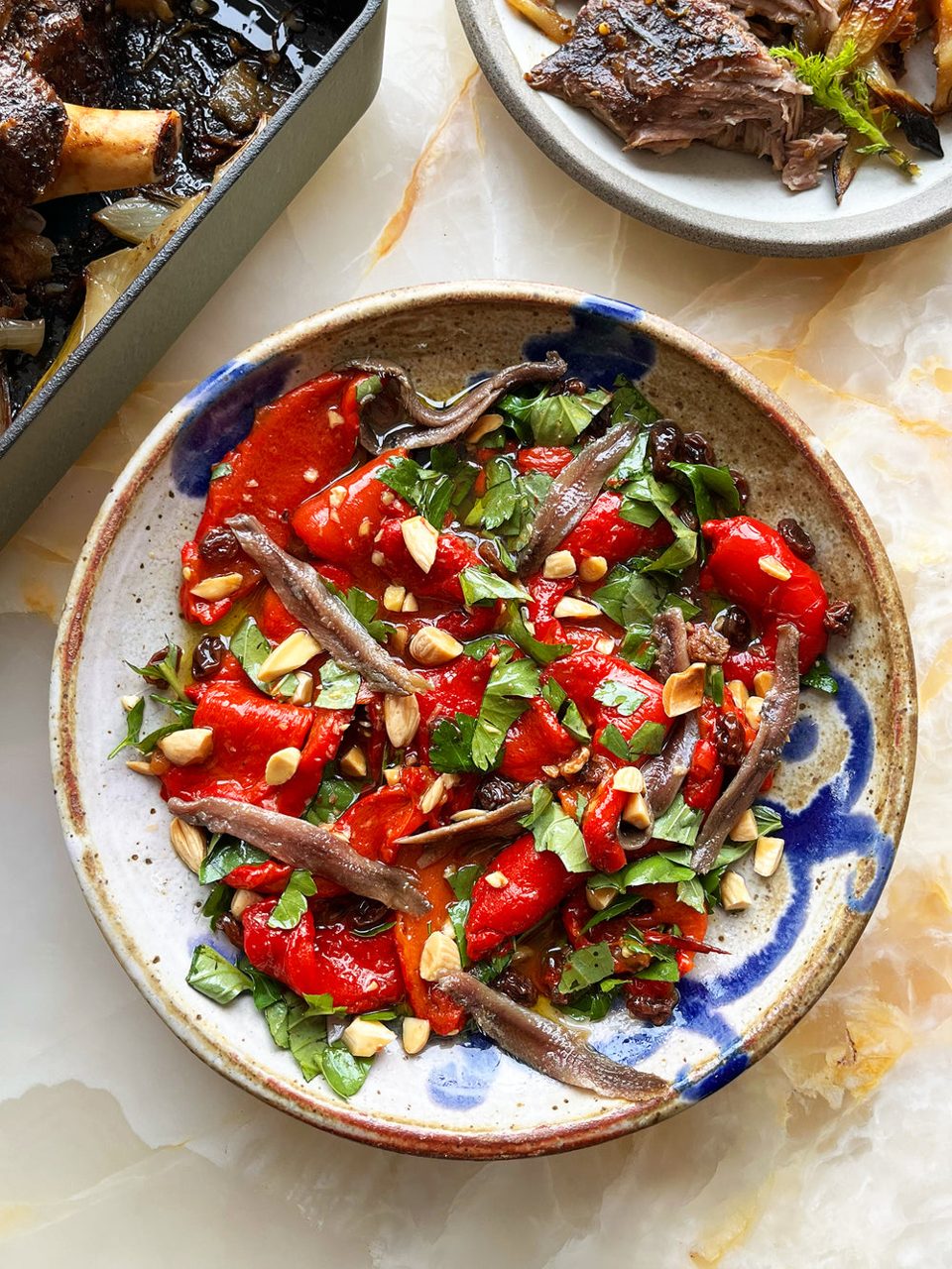 Ensalada de pimiento rojo asado con anchoas y almendras