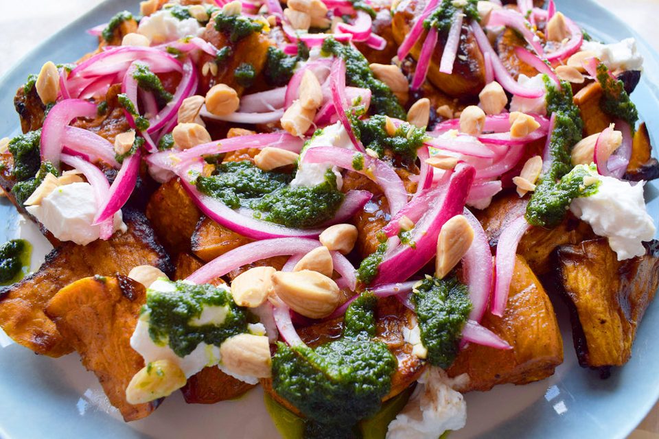 Patatas dulces asadas con cebollas encurtidas, cilantro y queso de cabra