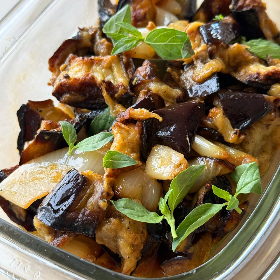Ensalada de berenjena asada y cebolla