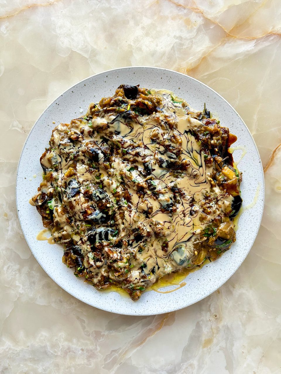 Geroosterde aubergine, gebrande rozemarijn en dip van johannesbroodsiroop