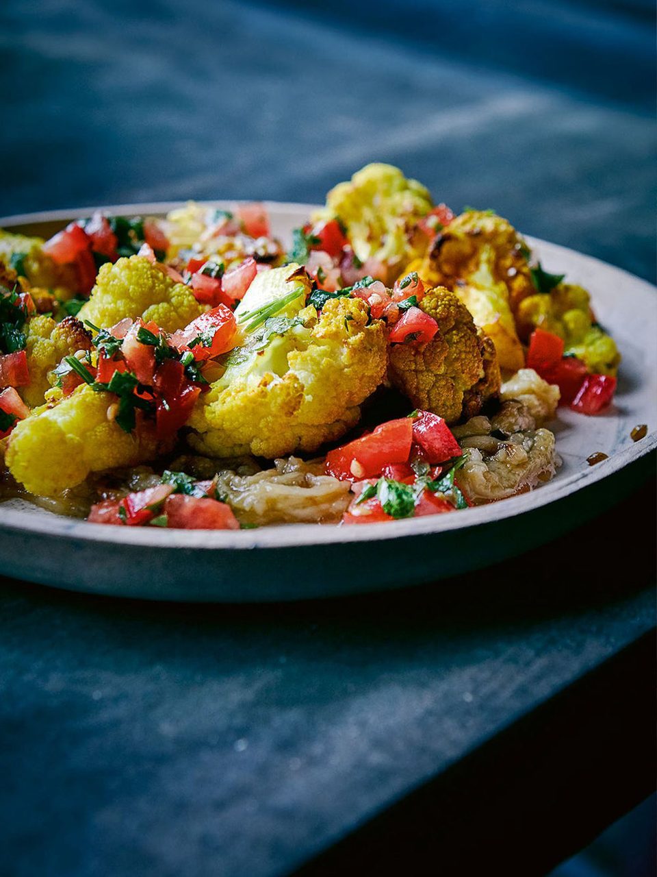 Coliflor asada y berenjena quemada con salsa de tomate
