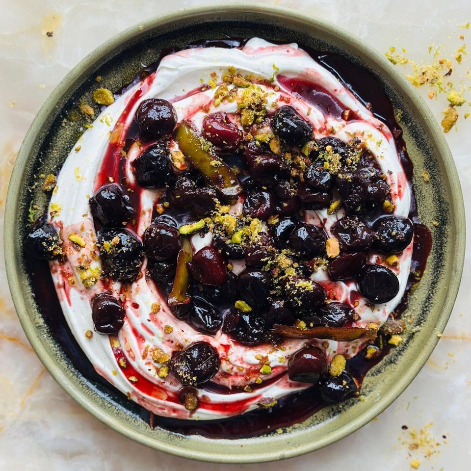 Geroosterde kersen met yoghurtcrème en pistache-lime kruimel
