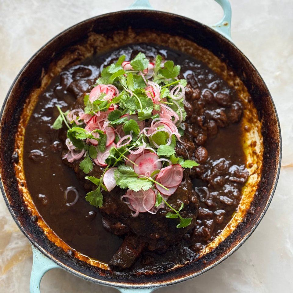 Cordero asado con salsa de tamarindo, cilantro y rábano