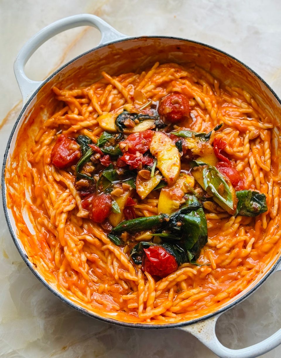 Pasta de miso con durazno asado y tomate