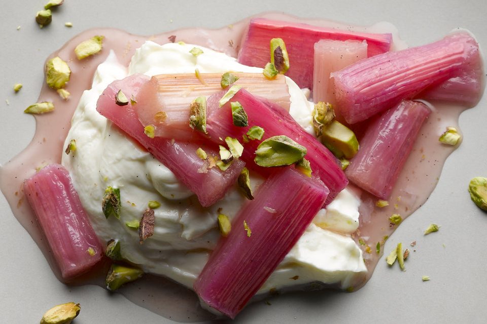 Ruibarbo asado con labneh dulce