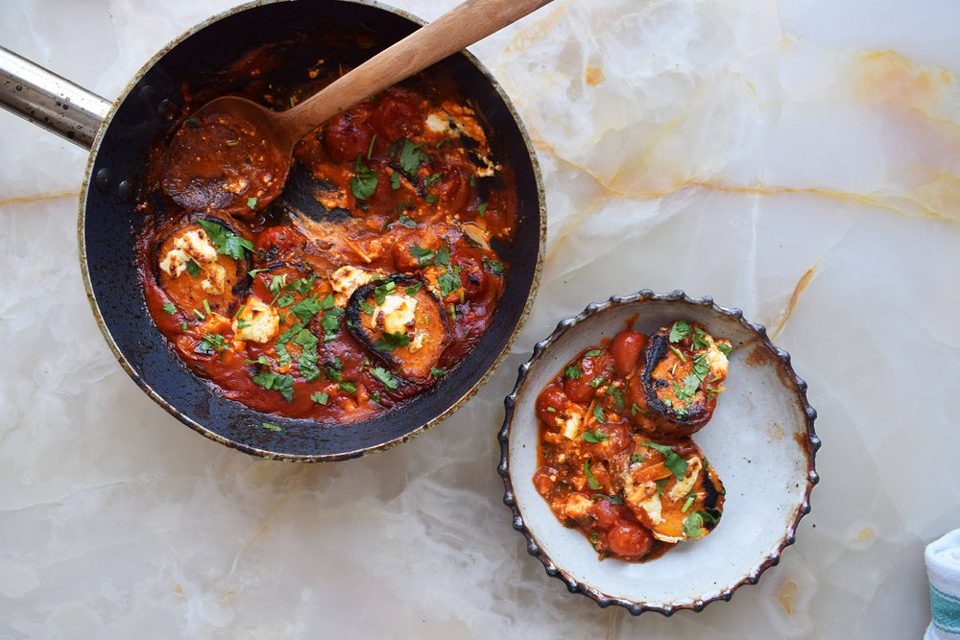 Batata asada, salsa de tomate y feta