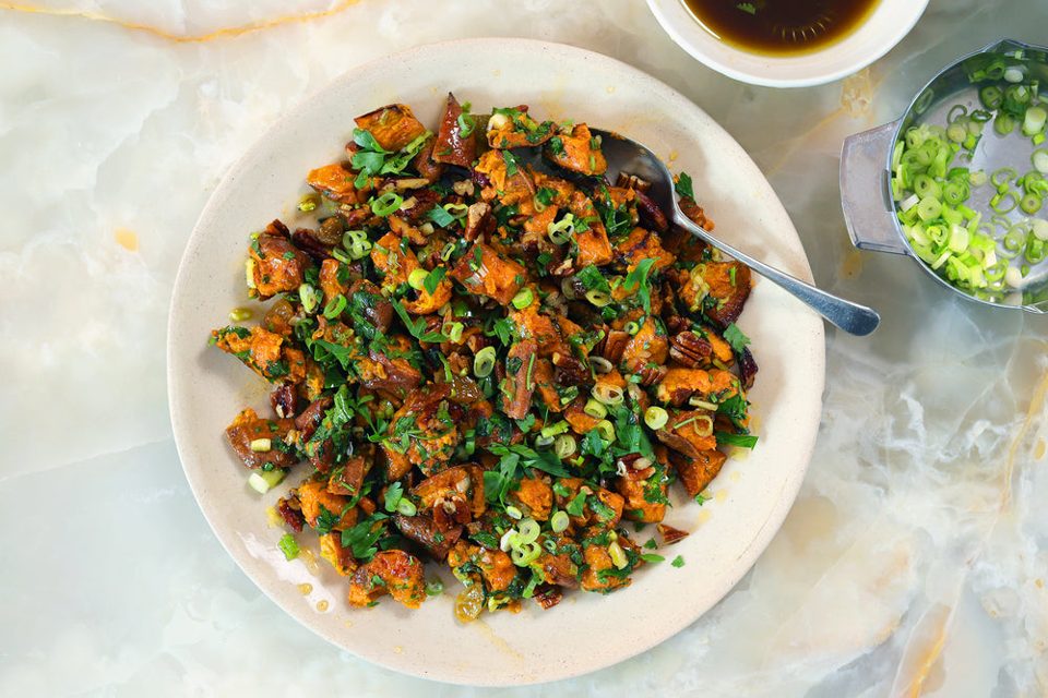 Camote asado con nueces pecán y jarabe de arce