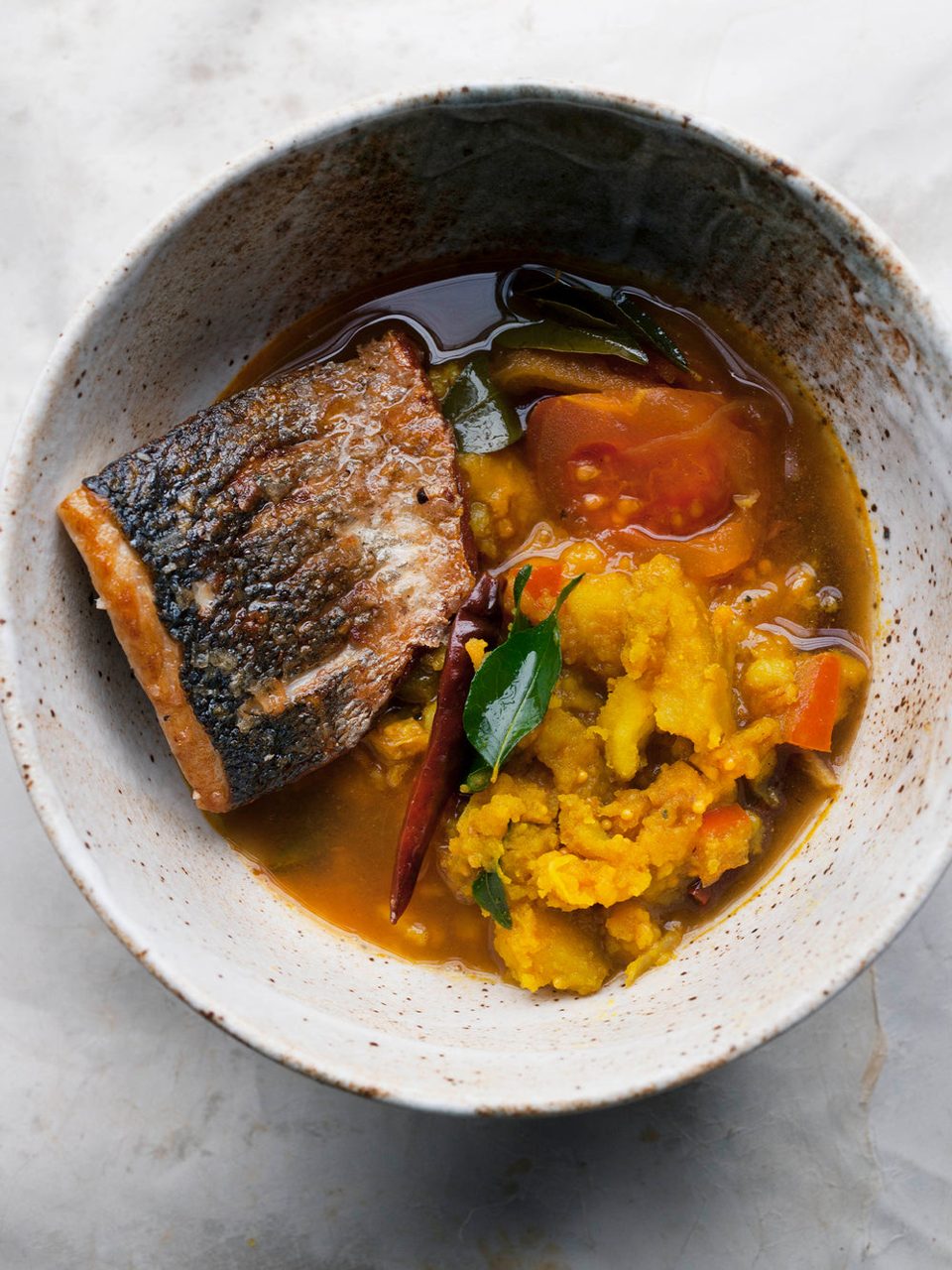Zeebaars en aardappelen met kurkuma in rasam-bouillon