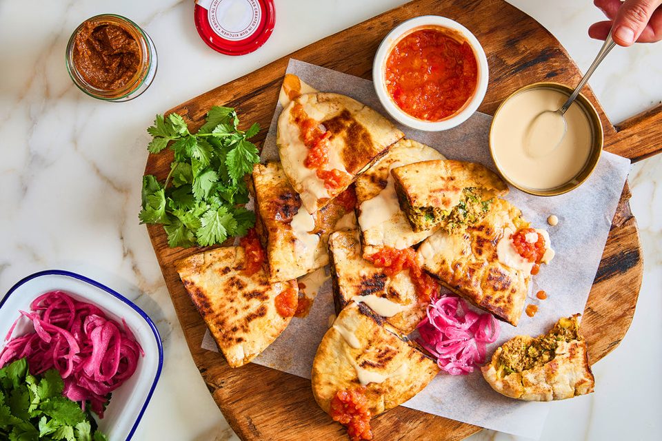 Arayes de shawarma con salsa de chile y tomate para mojar