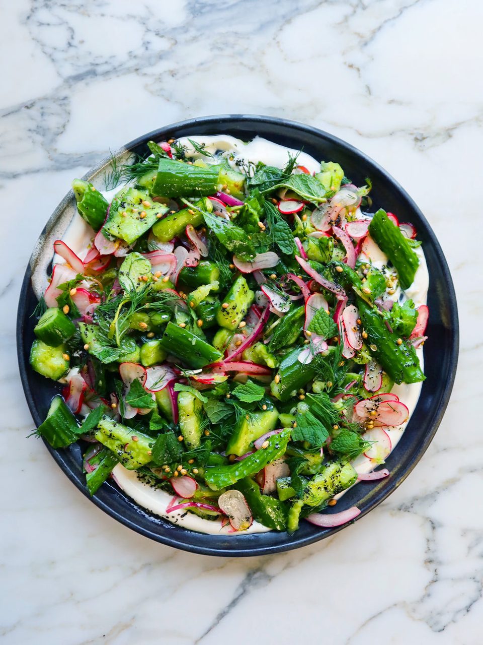 Ensalada de pepino abofeteado con cebollas de zaatar y rábanos