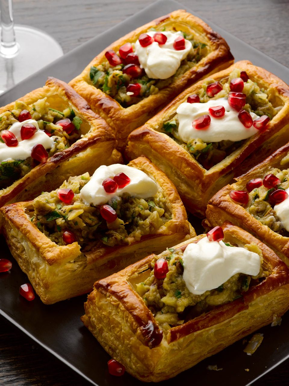 Vol-au-vents de berenjena ahumada y yogur