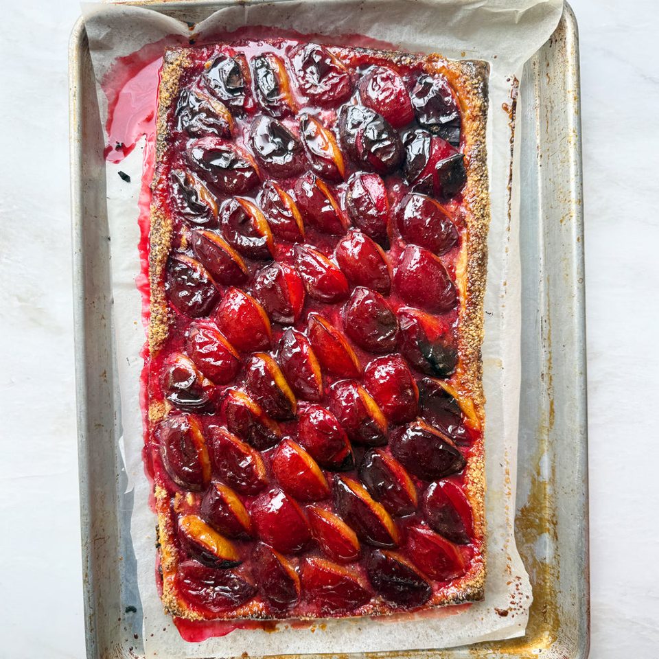 Tarta de ciruela especiada y mazapán con crema fresca