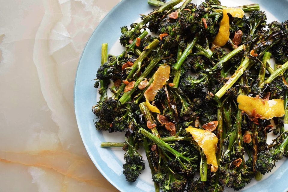 Brotes de brócoli con anchoas y aceite de limón