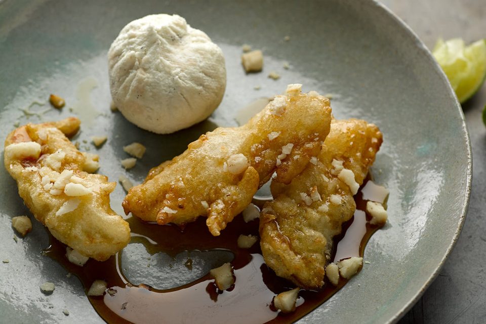 Ricotta colada con buñuelos de plátano y sirope de arce
