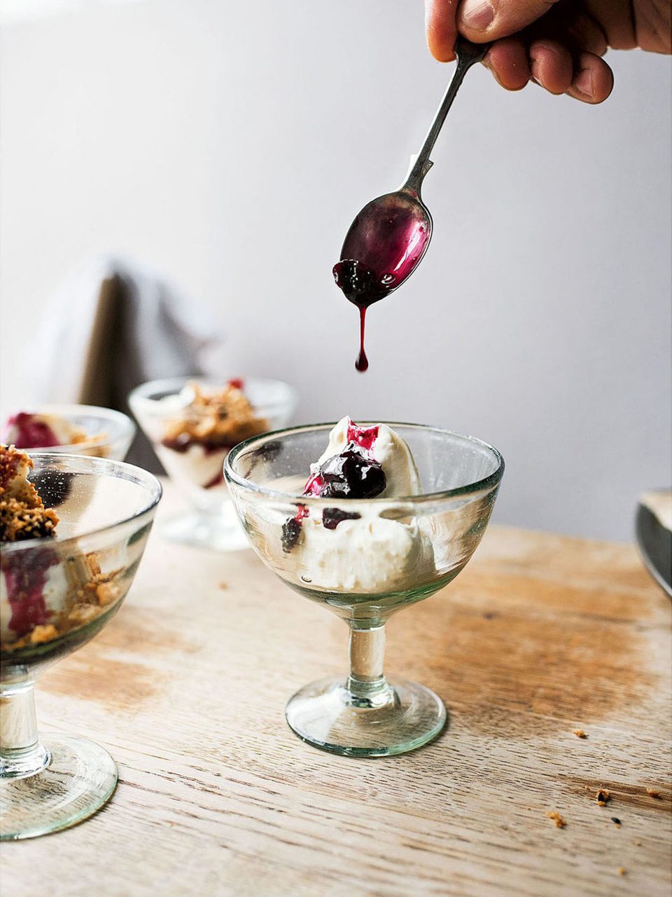 Cheesecake dulce y salado con cerezas y crumble