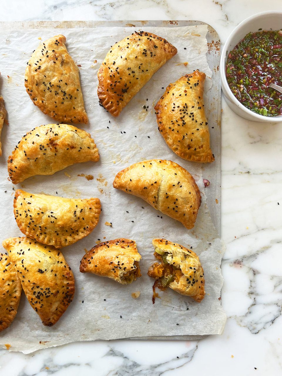 Empanadas de boniato y cheddar con salsa de cilantro