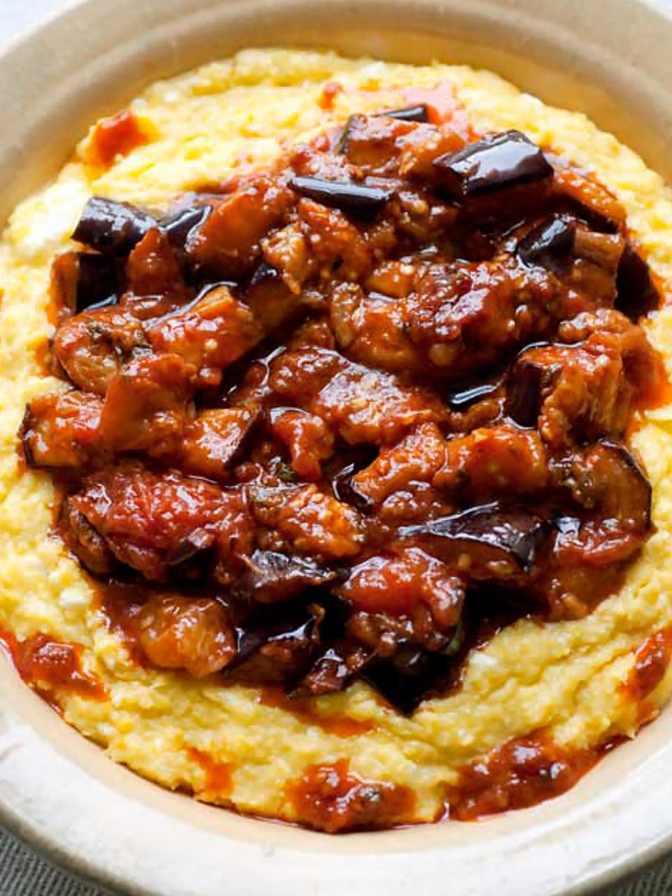Zoete maïspolenta met auberginesaus