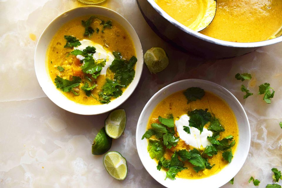 Sopa de elote con chipotle y lima