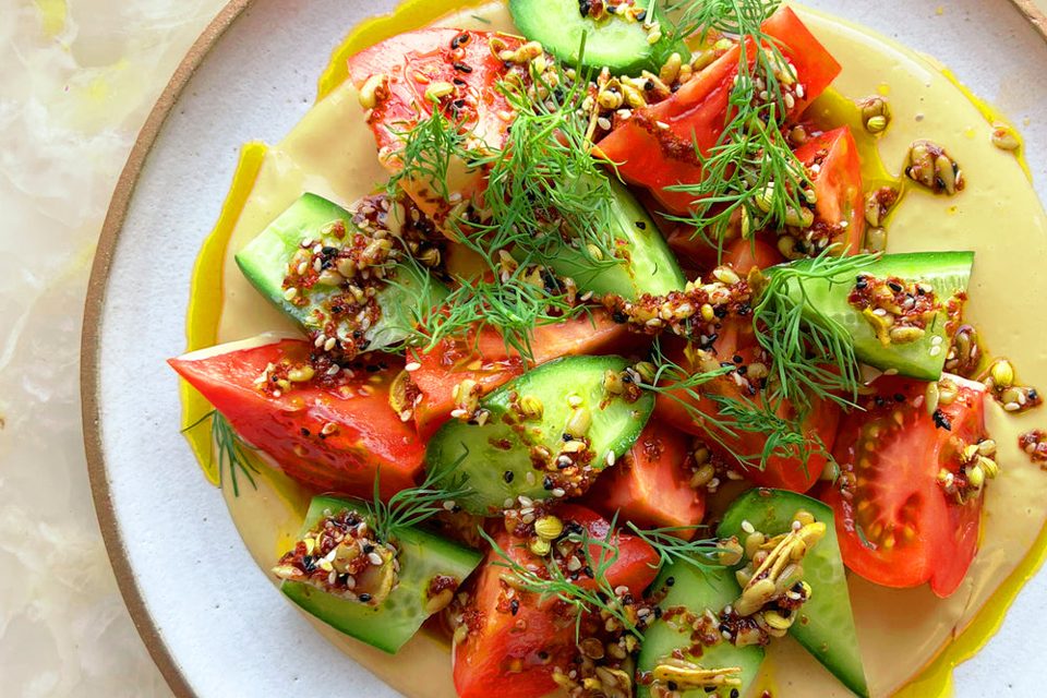 Ensalada de tomate y pepino con tahini y aceite picante de dukkah