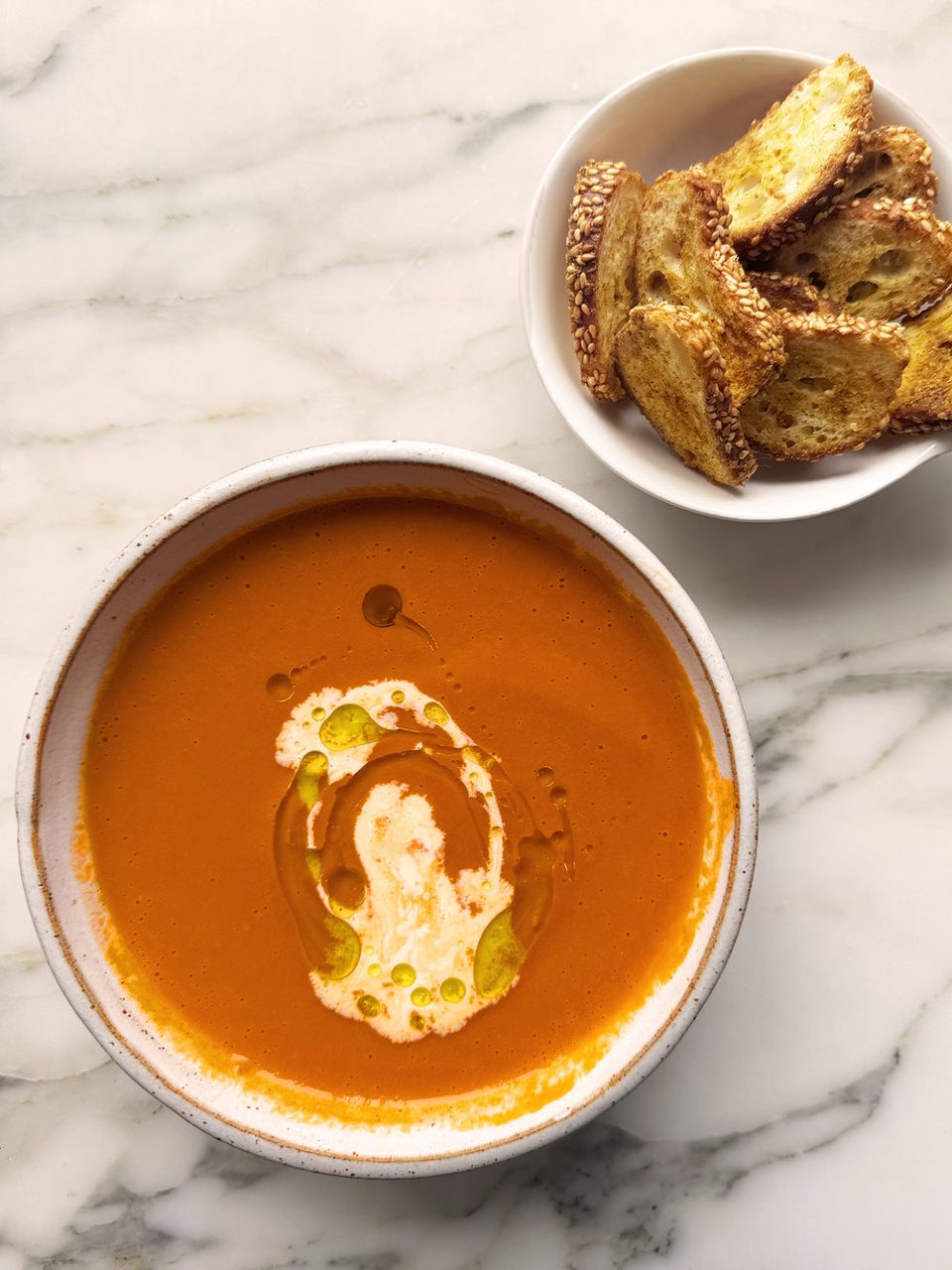 Sopa de tomate con picatostes de simit