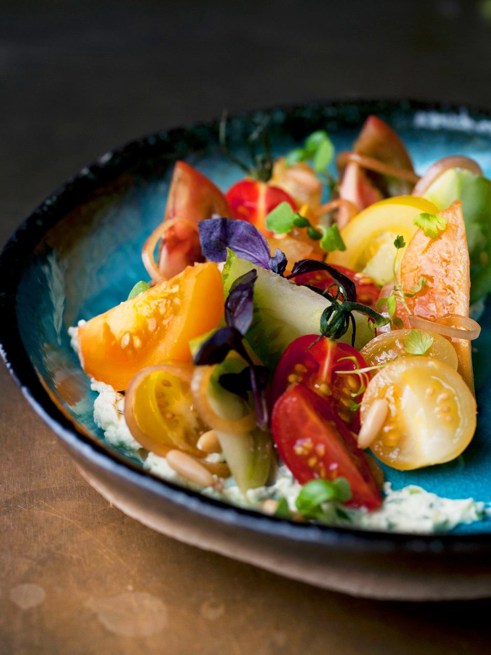 Tomates con mascarpone de wasabi y piñones