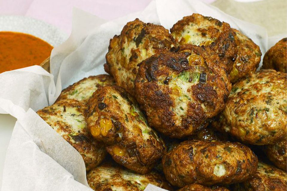 Albóndigas de pavo y maíz dulce con salsa de pimiento asado