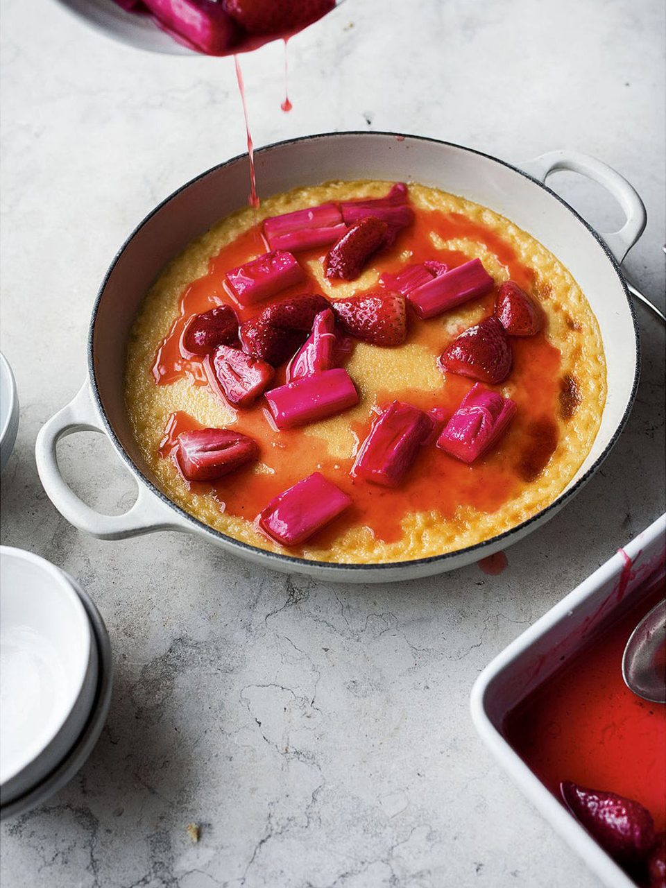 Vanillecustard met geroosterde aardbeien en rabarber