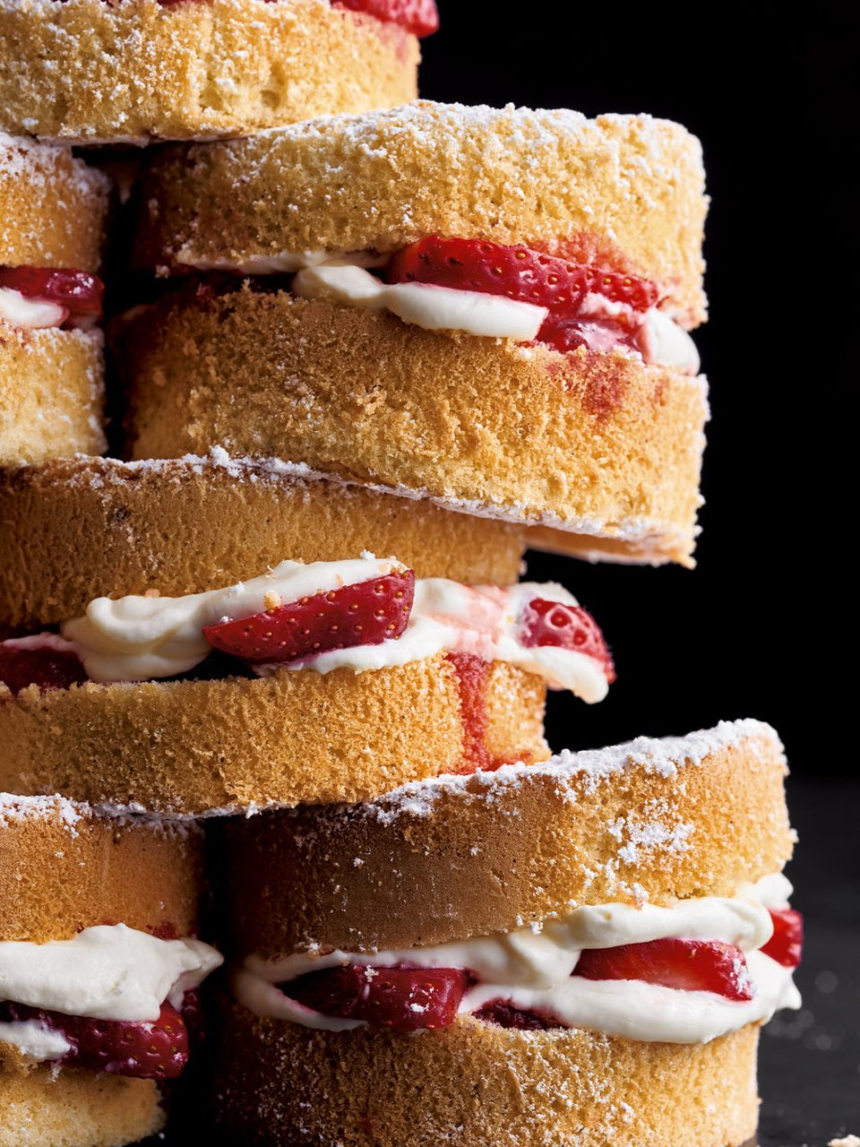 Victoria sponge met aardbeien en wittechocoladeroom