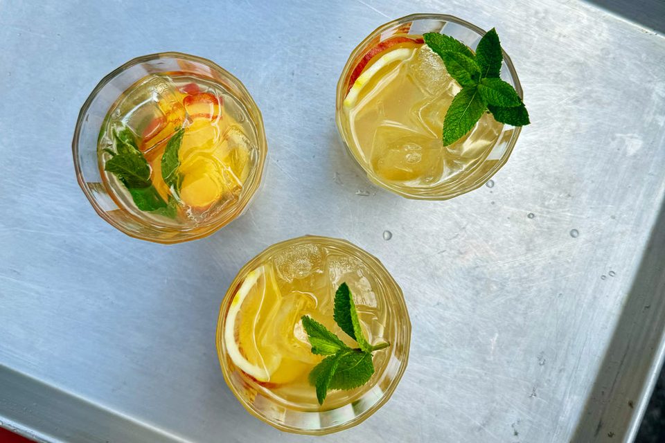 Witte sangria met kiwi en citroengras