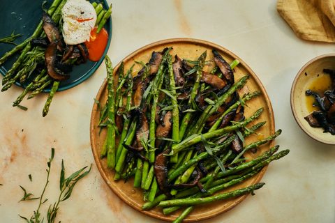 Asparagus with mushrooms and poached egg