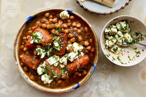 Garbanzo guisados con zanahorias, dátiles y feta