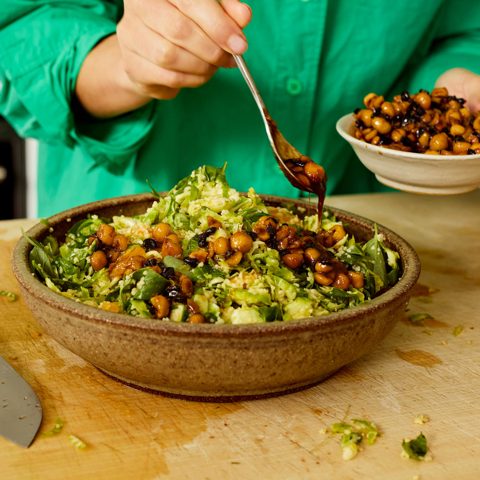 Slaw van spruitjes met baharat-hazelnootdressing