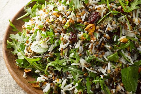 Boekweit- en rijstsalade met gedroogde kersen en hazelnoten