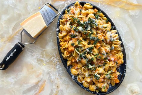 Butternutpompoen carbonara met knapperige knoflook