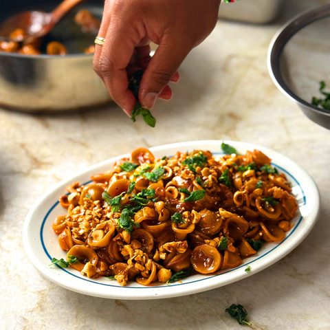 Ge karamelliseerde orecchiette met hazelnoten en salie