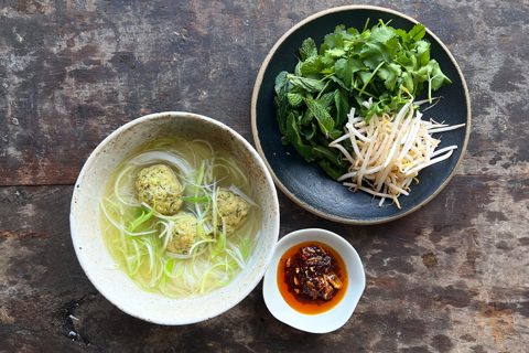 Albóndigas de pollo en caldo con fideos y aceite de chile