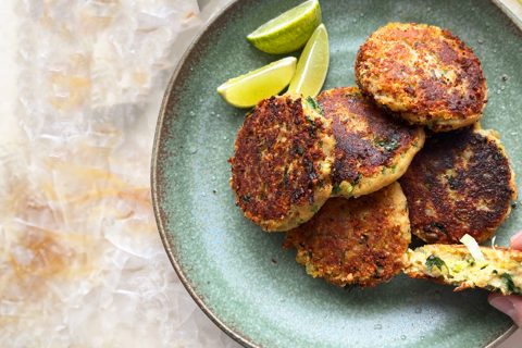 K manrolletjes? (KOEKJES) van chorizo, banaan en garnaal met harissa-yoghurt