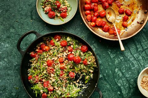 Cuscús con tomates cherry a la parrilla y hierbas frescas