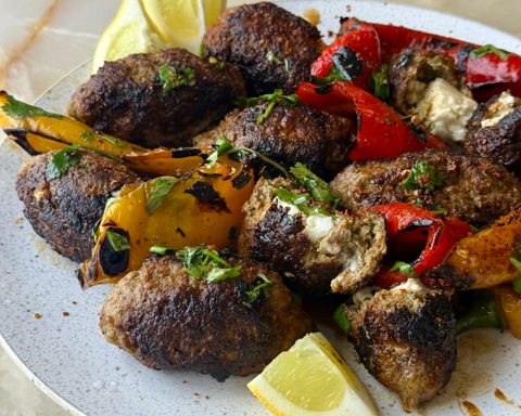Kofta’s gevuld met feta met gegrilde paprika’s