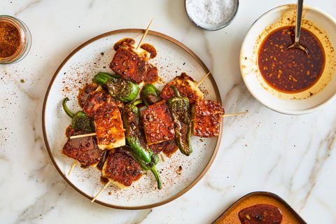 Halloumi en Padrón spiesjes met zoete en rokerige honing-druppel