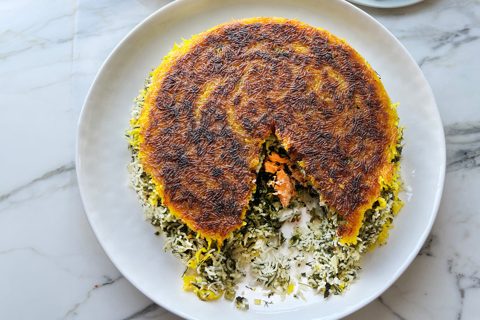 Tahdig herby con trucha y yogur de limón en conserva