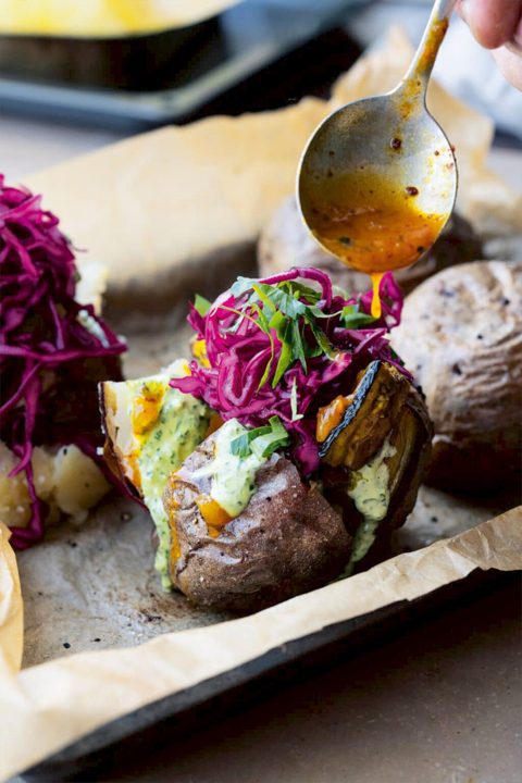 Jasje-aardappelen met aubergine en groene tahini