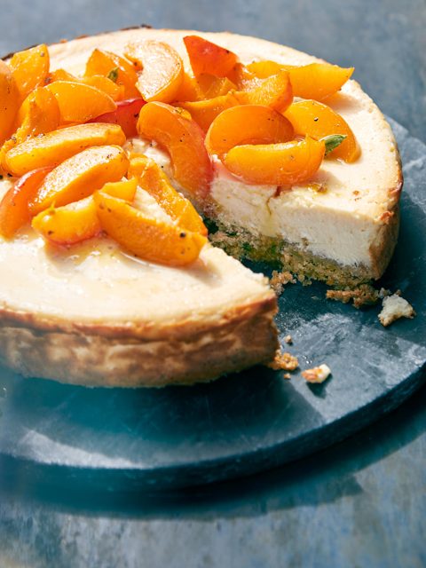 Labneh-cheesecake met geroosterde abrikozen, honing en kardemom