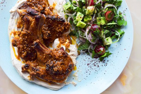 Lamskoteletten met pilpelchuma-olie, tahin-yoghurt en kruidensalade