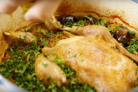 One-pot kip met orzo, porcini en kaneel