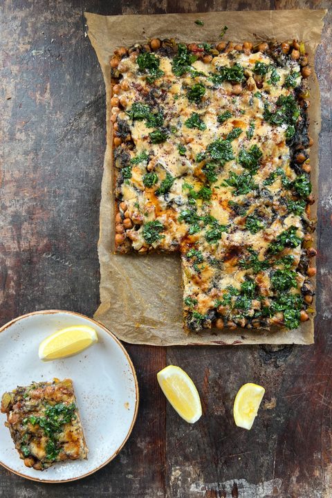 Opengevulde pompoen kibbeh met citroenachtige snijbiet